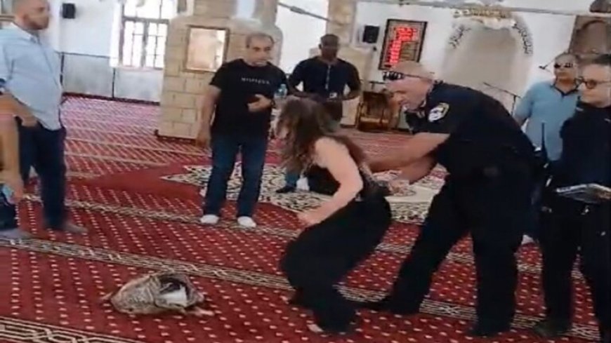 اعتقال سائحة أمريكية اقتحمت مسجد حسن بك في يافا واعتلت منبره